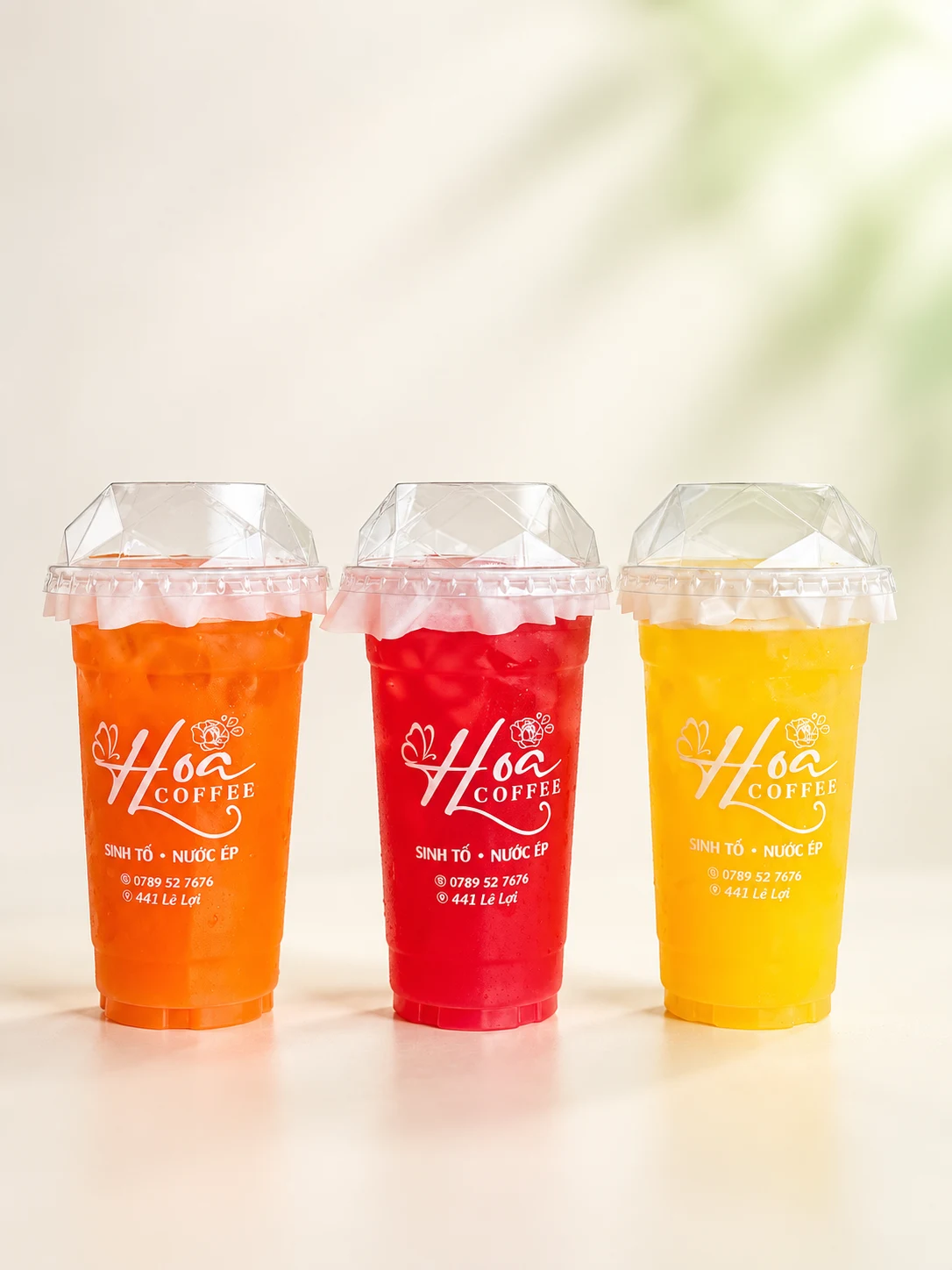 Ba ly nước ép Hoa Coffee trên nền studio